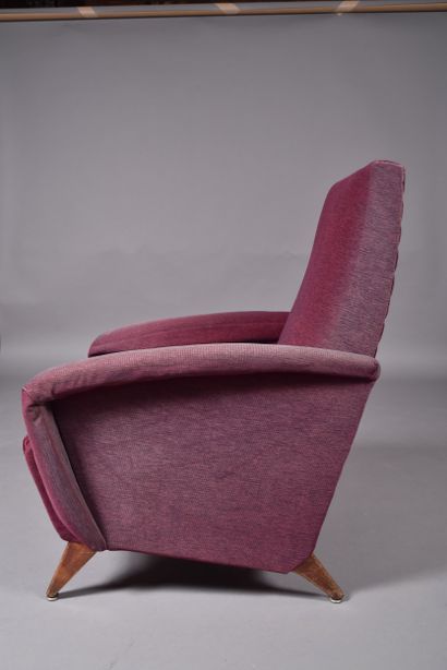 Fauteuil relax garni d'un tissu violet reposant...