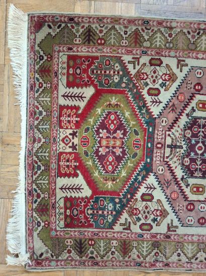 Petit TAPIS d'Orient en laine dans les tons...
