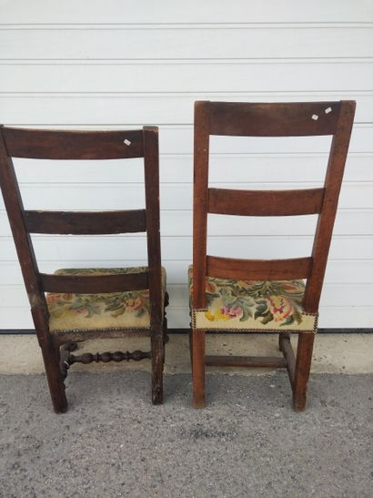 Paire de chaises en en chêne à haut dossier,...