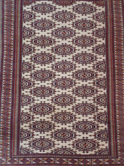 Tapis d'Orient en laine à décor géométrique...