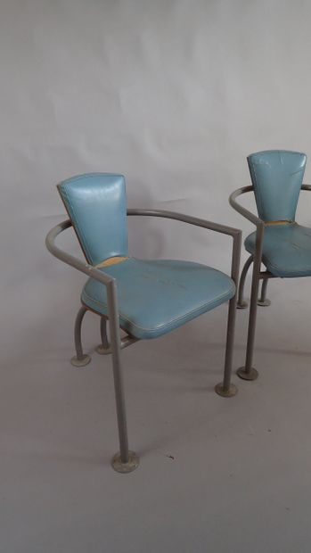 Paire de fauteuils à structure en métal tubulaire...