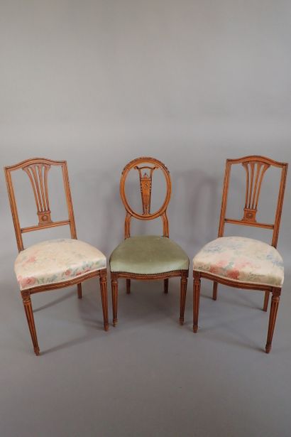 Paire de chaises en hêtre mouluré et sculpté...