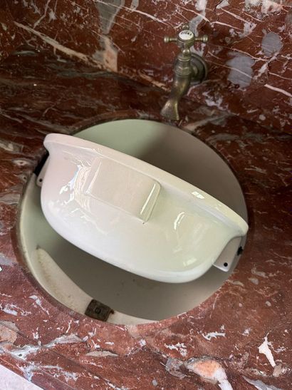 Meuble de toilette en résineux, à deux vantaux...