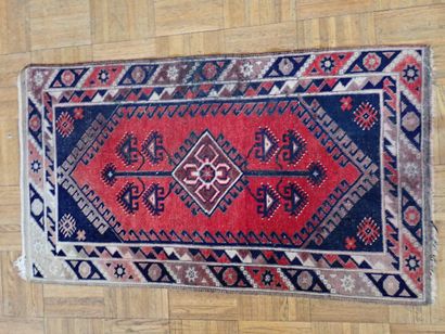 Petit tapis d'Orient, ANATOLIE, en laine...