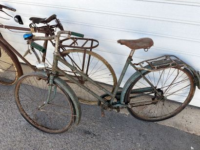 Ensemble de 3 bicyclettes dont les marques...