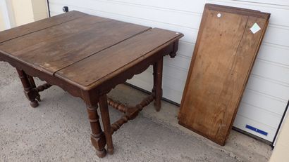Grande table en chêne reposant sur quatre...