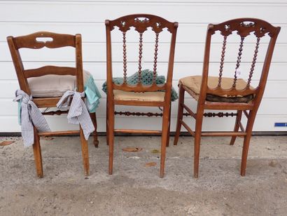 Paire de chaises sculptées, ajourée, moulurées...