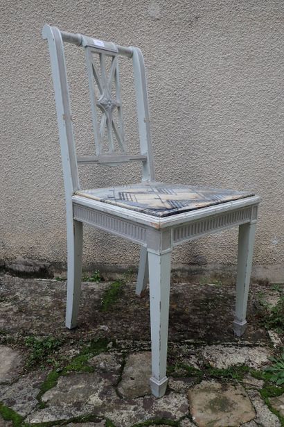 Ensemble en bois sculpté relaqué gris clair...