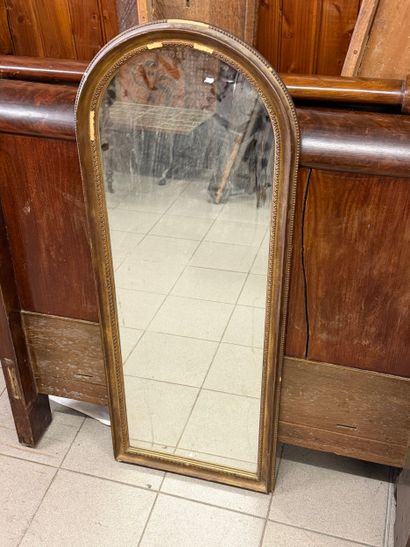Miroir en bois stuqué doré mouluré, cintré...