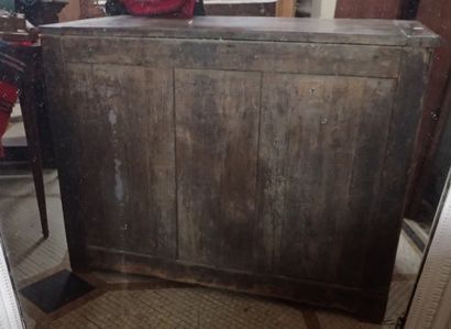 Commode en chêne ouvrant à quatre tiroirs...