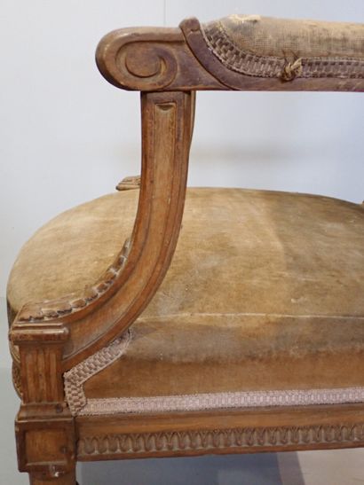 Fauteuil à la reine à chapeau de gendarme...