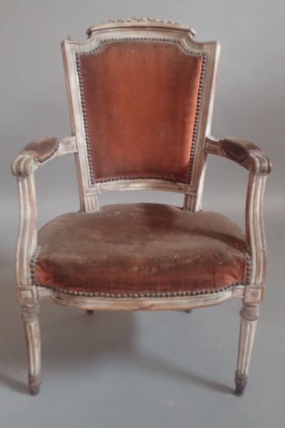 Fauteuil cabriolet en hêtre mouluré et sculpté,...