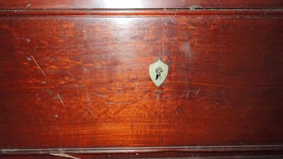 Commode en acajou et placage d'acajou, ouvrant...