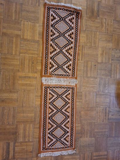 Paire de petits TAPIS en laine à décor géométrique...