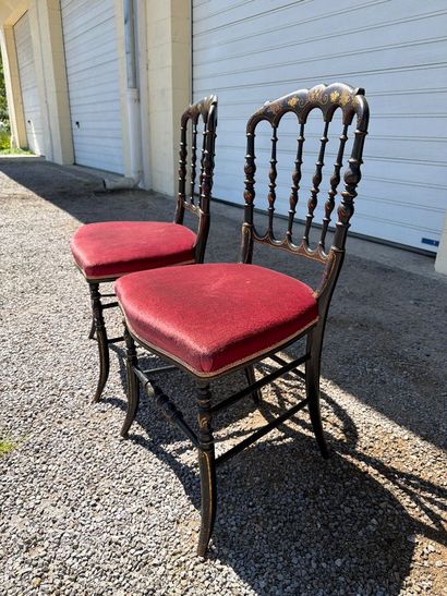 Paire de chaise en bois tourné laqué noir...
