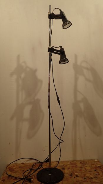 Lampadaire à deux spots. Vers 1980. (H. :...