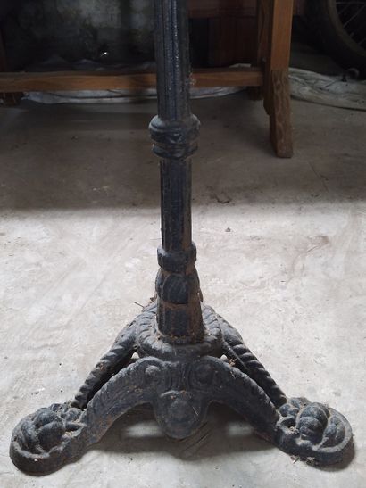 Table de bistrot, le piètement en fonte de...