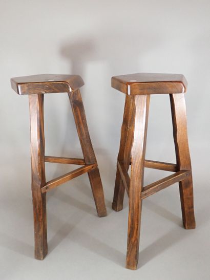 ARANJOU. Paire de tabourets de bar en orme,...