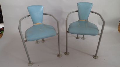 Paire de fauteuils à structure en métal tubulaire...