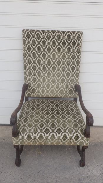 Fauteuil en noyer sculpté et mouluré, reposant...