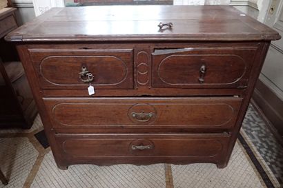 Commode en chêne ouvrant à quatre tiroirs...