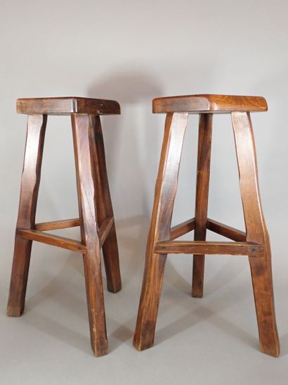 ARANJOU. Paire de tabourets de bar en orme,...