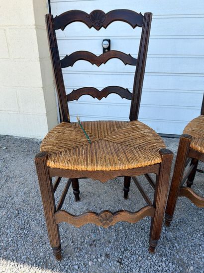 Paire de chaise rustique de style Louis XV...