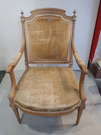Fauteuil à la reine à chapeau de gendarme...