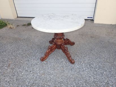 Guéridon rond en acajou reposant sur un piètement...