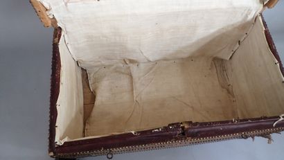 Coffre bombé en cuir clouté sur âme de bois....