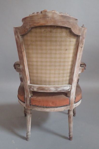 Fauteuil cabriolet en hêtre mouluré et sculpté,...