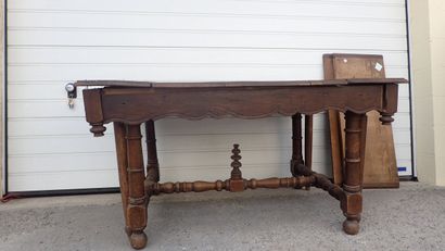 Grande table en chêne reposant sur quatre...