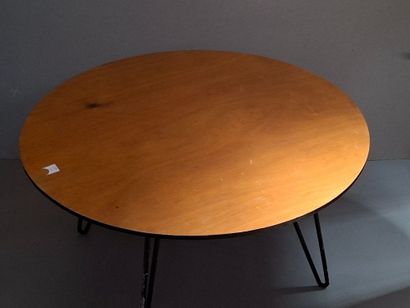 Table basse ronde en bois reposant sur un...