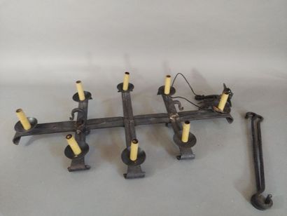 Suspension en fer forgé à 8 bras de lumière....