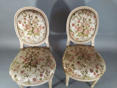 Paire de chaises/ chauffeuses, dossier médaillon,...