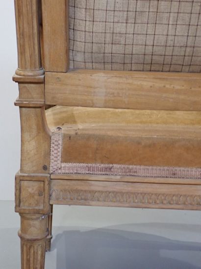 Fauteuil à la reine à chapeau de gendarme...