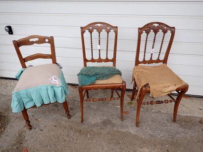 Paire de chaises sculptées, ajourée, moulurées...