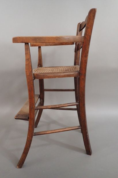 Chaise haute d'enfant en noyer avec son marche-pied,...