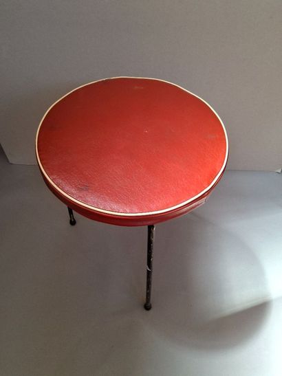 Tabouret recouvert de Skaï rouge, piètement...