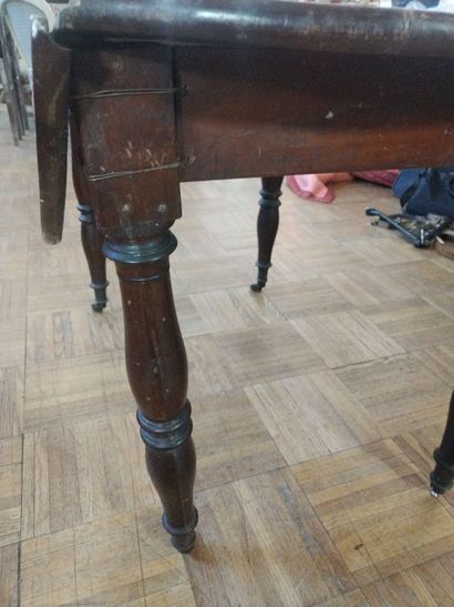 Table ronde à deux rabats en noyer, pieds...