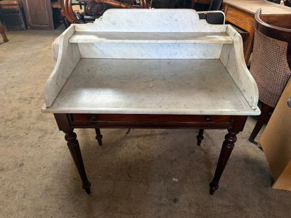 Table de toilette en acajou, plateau et galerie...