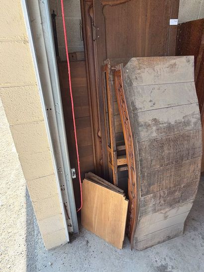 Grande armoire galbée en bois mouluré sculpté,...
