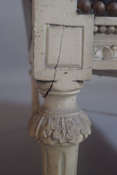 Bergère en bois rechampi gris à décor sculpté...