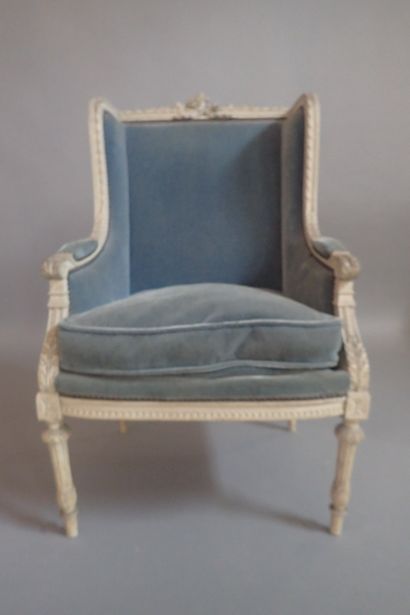 Bergère en bois rechampi gris à décor sculpté...