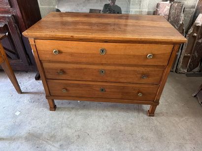 Commode en noyer de style Louis XVI, ouvrant...