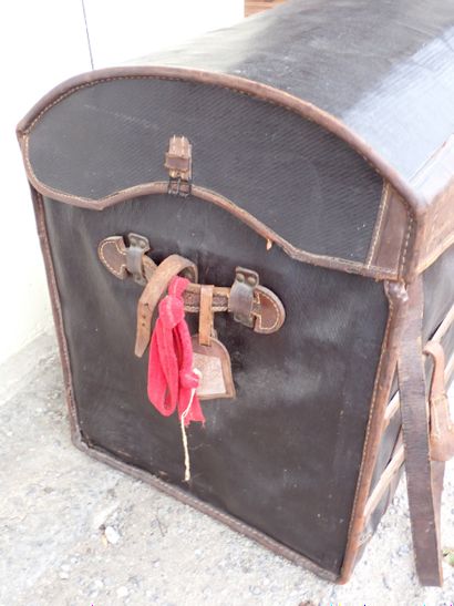 Malle de voyage en osier, recouverte de deux...