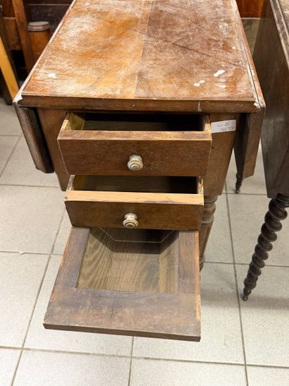 Deux tables de chevet en bois de placage,...