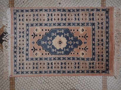 PAKISTAN. Petit TAPIS en laine, fait main,...