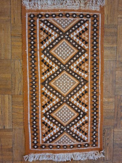 Paire de petits TAPIS en laine à décor géométrique...