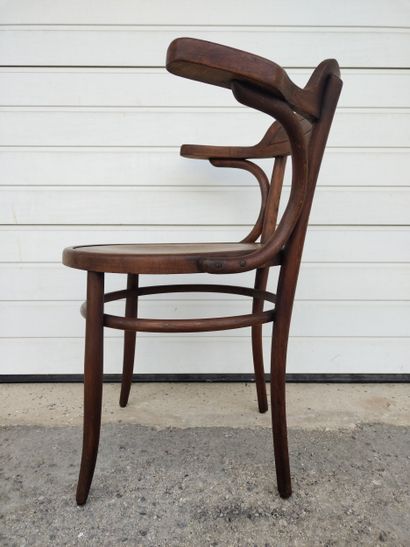 FISCHEL. Fauteuil de bistrot en bois thermocourbé,...